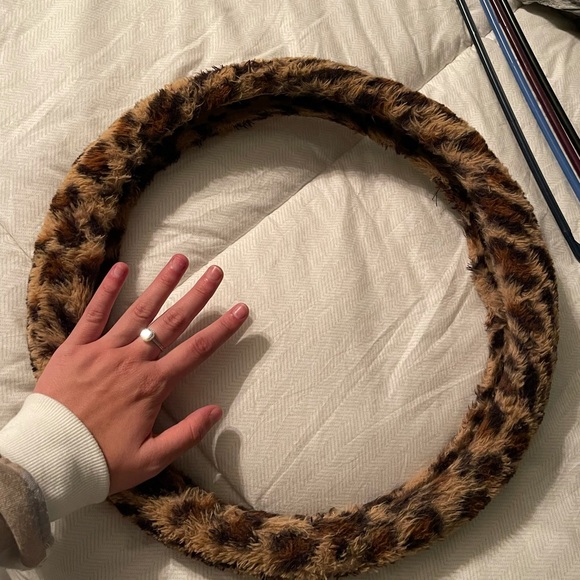 cheetah print fuzzy steering wheel cover - Picture 3 of 3